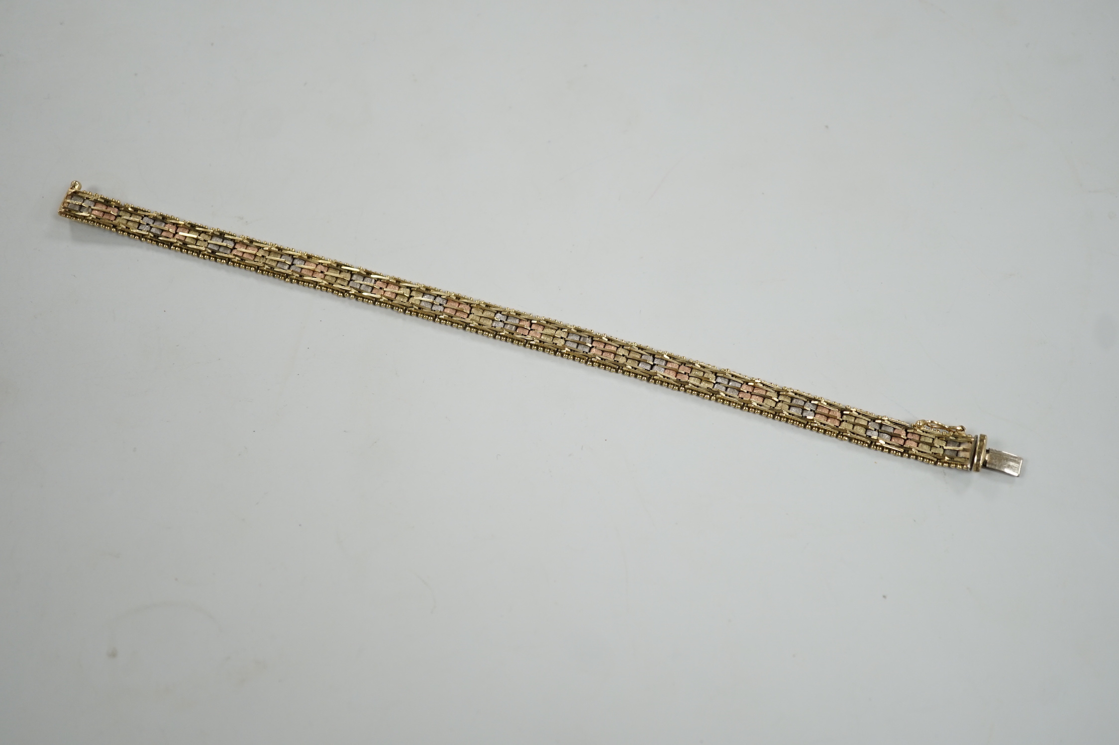 A modern three colour 375 bracelet, 17cm